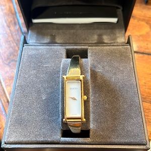 GUCCI women’s watch Style 1500 Gold with Mother of Pearl face